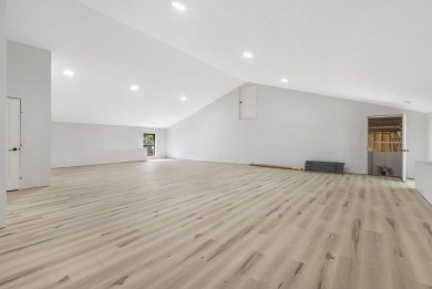 On Fleek. Bussin'. IYKYK.Welcome to a truly exceptional modern on Kimberling City Golf Club in Missouri - for sale on GolfHomes.com, golf home, golf lot