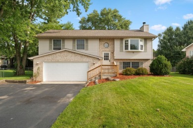 Adorable and well maintained 3 bed, 3 bath bilevel located on a on Lakes of the Four Seasons Country Club in Indiana - for sale on GolfHomes.com, golf home, golf lot