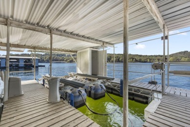 On Fleek. Bussin'. IYKYK.Welcome to a truly exceptional modern on Kimberling City Golf Club in Missouri - for sale on GolfHomes.com, golf home, golf lot