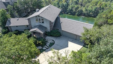 Beautiful home on Holiday Island with breathtaking views on Holiday Island Executive Golf Course in Arkansas - for sale on GolfHomes.com, golf home, golf lot