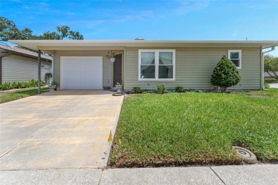 Quaint 2 bedroom 2 bath home in the very desirable mid-Florida on Highland Fairways Golf Club in Florida - for sale on GolfHomes.com, golf home, golf lot