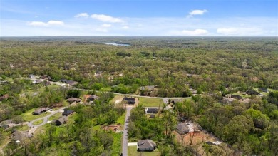 Beautiful home nestled on a large .37 acre FLAT lot! Home on Bella Vista Country Club - Highlands in Arkansas - for sale on GolfHomes.com, golf home, golf lot
