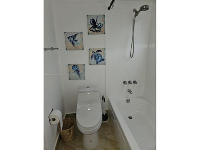 Cozy and comfy! That describes this Live Oak unit to a TEE! Wood on Pine Island Ridge Country Club in Florida - for sale on GolfHomes.com, golf home, golf lot