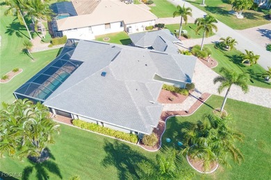 This very well-maintained 3-bedroom, 2-bathroom home is situated on Royal Tee Country Club in Florida - for sale on GolfHomes.com, golf home, golf lot