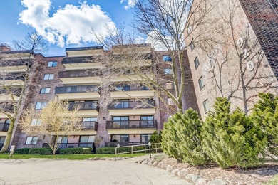 FIRST-FLOOR, MOVE-IN READY HeatherRidge condo. HEATED on Heather Ridge Golf Club in Illinois - for sale on GolfHomes.com, golf home, golf lot