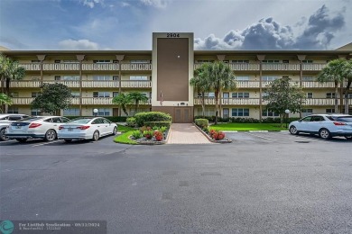 *CORNER UNIT* with a *WATER VIEW***MOTIVATED SELLER*** Parquet on Wynmoor Golf Course in Florida - for sale on GolfHomes.com, golf home, golf lot