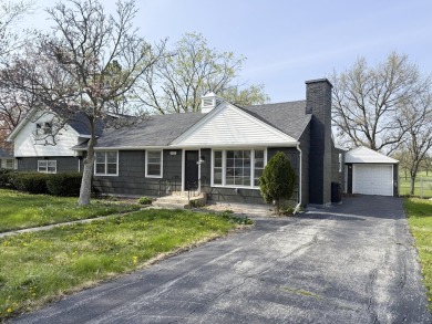 Beautifully updated and ready for new owners. Offers over 2800 on Chicago Heights Country Club - West Course in Illinois - for sale on GolfHomes.com, golf home, golf lot