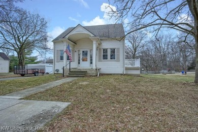 BEAUTIFUL 3 BEDROOM 2 FULL BATH BUNGALOW ON 3 LOTS CLOSE THE THE on Pontiac Country Club in Michigan - for sale on GolfHomes.com, golf home, golf lot