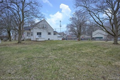 BEAUTIFUL 3 BEDROOM 2 FULL BATH BUNGALOW ON 3 LOTS CLOSE THE THE on Pontiac Country Club in Michigan - for sale on GolfHomes.com, golf home, golf lot