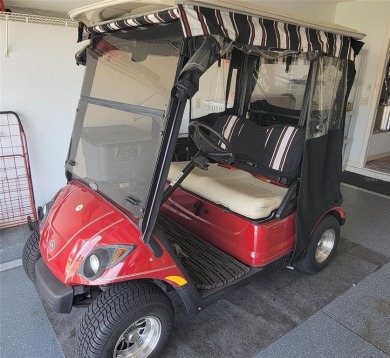 MOVE IN READY - UPGRADED - TURNKEY -GOLF CART INCLUDED- NO BOND on The Links of Spruce Creek in Florida - for sale on GolfHomes.com, golf home, golf lot