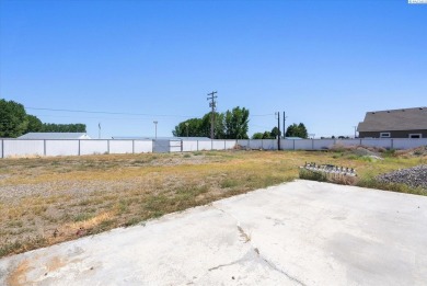 How would you like to walk across the street to Pasco Golfland? on Pasco Golfland in Washington - for sale on GolfHomes.com, golf home, golf lot