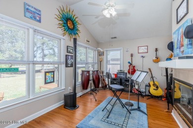 SCHEDULE YOUR SHOWING!!! COZY AND SERENE WITH THE ABILITY FOR on Harbour Point Golf Club in North Carolina - for sale on GolfHomes.com, golf home, golf lot