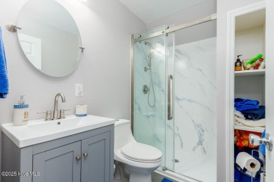 SCHEDULE YOUR SHOWING!!! COZY AND SERENE WITH THE ABILITY FOR on Harbour Point Golf Club in North Carolina - for sale on GolfHomes.com, golf home, golf lot