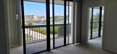 2/2 UNIT, OPEN KITCHEN, PANTRY & BREAKFAST AREA, TILED DINING on The President Country Club in Florida - for sale on GolfHomes.com, golf home, golf lot