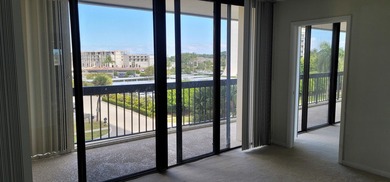 2/2 UNIT, OPEN KITCHEN, PANTRY & BREAKFAST AREA, TILED DINING on The President Country Club in Florida - for sale on GolfHomes.com, golf home, golf lot