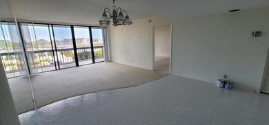 2/2 UNIT, OPEN KITCHEN, PANTRY & BREAKFAST AREA, TILED DINING on The President Country Club in Florida - for sale on GolfHomes.com, golf home, golf lot