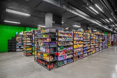 LAKEFRONT LIVING: SUN-DRENCHED CORNER 2BED/2BATH WITH RESORT on Sydney R. Marovitz Golf Course in Illinois - for sale on GolfHomes.com, golf home, golf lot