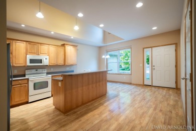 Beautiful end unit condo in The Links of Rolling Meadows! on The Links At Rolling Meadows in Michigan - for sale on GolfHomes.com, golf home, golf lot