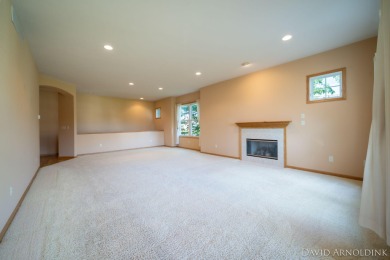 Beautiful end unit condo in The Links of Rolling Meadows! on The Links At Rolling Meadows in Michigan - for sale on GolfHomes.com, golf home, golf lot