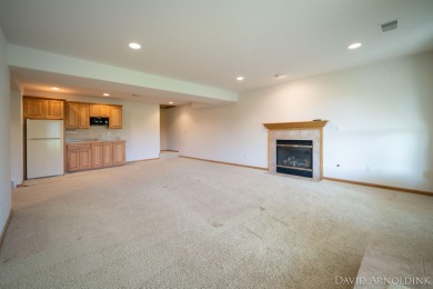 Beautiful end unit condo in The Links of Rolling Meadows! on The Links At Rolling Meadows in Michigan - for sale on GolfHomes.com, golf home, golf lot