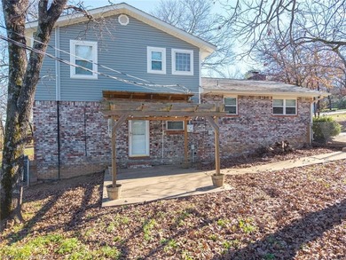 Gorgeous 4 bed 3 full bath home in Bellwood subdivision with on Vache-Grasse Country Club in Arkansas - for sale on GolfHomes.com, golf home, golf lot