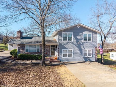 Gorgeous 4 bed 3 full bath home in Bellwood subdivision with on Vache-Grasse Country Club in Arkansas - for sale on GolfHomes.com, golf home, golf lot