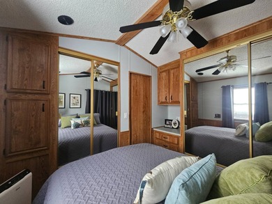 Completely updated 1BD/2BA with a spacious Arizona Room and a on Viewpoint Golf Resort in Arizona - for sale on GolfHomes.com, golf home, golf lot