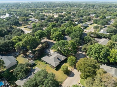 Beautiful 3-bedroom, 2-bath brick home on a corner lot in the on Hillsboro Country Club in Texas - for sale on GolfHomes.com, golf home, golf lot