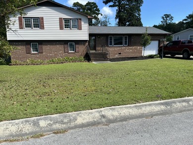 HOME IS NEAR COUNTRY CLUB GOLF COURSE...... LARGE LOT...... 0.59 on Jacksonville Country Club in North Carolina - for sale on GolfHomes.com, golf home, golf lot