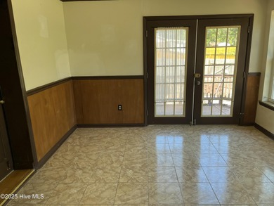 HOME IS NEAR COUNTRY CLUB GOLF COURSE...... LARGE LOT...... 0.59 on Jacksonville Country Club in North Carolina - for sale on GolfHomes.com, golf home, golf lot