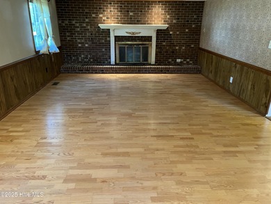 HOME IS NEAR COUNTRY CLUB GOLF COURSE...... LARGE LOT...... 0.59 on Jacksonville Country Club in North Carolina - for sale on GolfHomes.com, golf home, golf lot