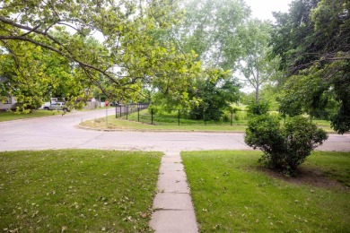 Charming Home on Corner Lot Near McDonald Golf Course!  Welcome on MacDonald Golf Course in Kansas - for sale on GolfHomes.com, golf home, golf lot
