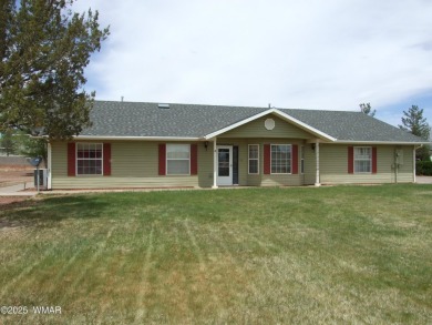 Wonderful location for this charming home. Sits on 1.35 acres on Snowflake Municipal Golf Course in Arizona - for sale on GolfHomes.com, golf home, golf lot
