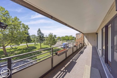 SECOND FLOOR CORNER UNIT IN GOLF COMMUNITY. 2 SPACIOUS BEDROOMS on St. Clair Shores Country Club in Michigan - for sale on GolfHomes.com, golf home, golf lot