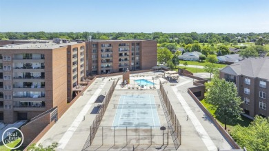 SECOND FLOOR CORNER UNIT IN GOLF COMMUNITY. 2 SPACIOUS BEDROOMS on St. Clair Shores Country Club in Michigan - for sale on GolfHomes.com, golf home, golf lot