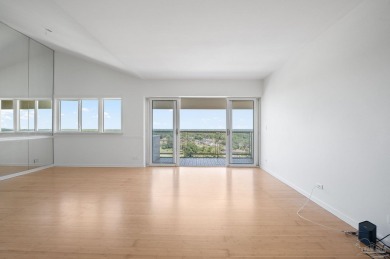 Fantastic unit for a great price. End unit with both golf course on Pensacola Country Club in Florida - for sale on GolfHomes.com, golf home, golf lot