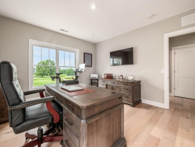 Immaculate and better than new, this 2nd-floor end-unit condo in on Little Turtle Golf Club in Ohio - for sale on GolfHomes.com, golf home, golf lot