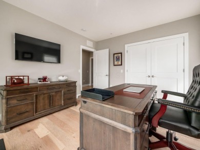 Immaculate and better than new, this 2nd-floor end-unit condo in on Little Turtle Golf Club in Ohio - for sale on GolfHomes.com, golf home, golf lot
