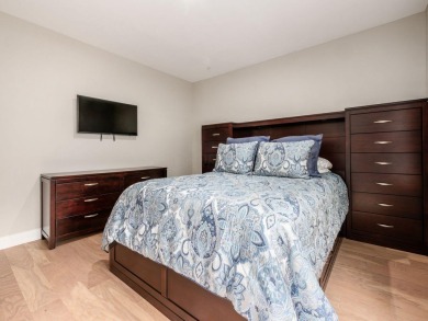 Immaculate and better than new, this 2nd-floor end-unit condo in on Little Turtle Golf Club in Ohio - for sale on GolfHomes.com, golf home, golf lot