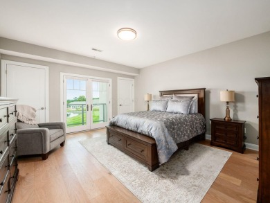 Immaculate and better than new, this 2nd-floor end-unit condo in on Little Turtle Golf Club in Ohio - for sale on GolfHomes.com, golf home, golf lot