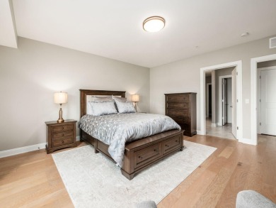 Immaculate and better than new, this 2nd-floor end-unit condo in on Little Turtle Golf Club in Ohio - for sale on GolfHomes.com, golf home, golf lot
