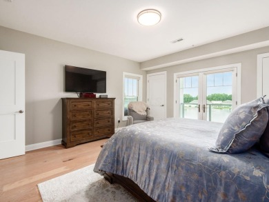 Immaculate and better than new, this 2nd-floor end-unit condo in on Little Turtle Golf Club in Ohio - for sale on GolfHomes.com, golf home, golf lot