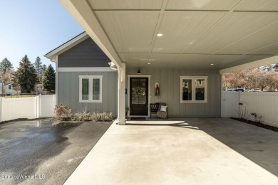 Hayden Lake Country Club Beauty! Turn-key Custom Golf Course on Hayden Lake Country Club in Idaho - for sale on GolfHomes.com, golf home, golf lot