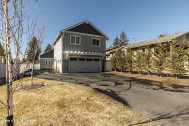 Hayden Lake Country Club Beauty! Turn-key Custom Golf Course on Hayden Lake Country Club in Idaho - for sale on GolfHomes.com, golf home, golf lot