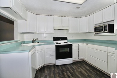 This beautifully updated patio home offers the perfect blend of on Arrowhead Golf Club in Kentucky - for sale on GolfHomes.com, golf home, golf lot