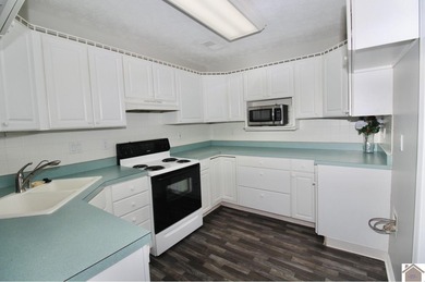 This beautifully updated patio home offers the perfect blend of on Arrowhead Golf Club in Kentucky - for sale on GolfHomes.com, golf home, golf lot