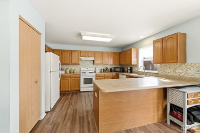 Open & spacious 3 BR/2.1 BA home w/loft located in the desirable on Carillon Lakes 3 Hole Course in Illinois - for sale on GolfHomes.com, golf home, golf lot