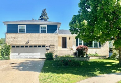 One of Glenview's most coveted streets! This rehabbed 4 bed, 3 on Glenview Park Golf Club in Illinois - for sale on GolfHomes.com, golf home, golf lot