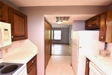 Move-In Ready 2 Bed, 2 Bath Townhouse - Prime Location with on Holiday Island Executive Golf Course in Arkansas - for sale on GolfHomes.com, golf home, golf lot
