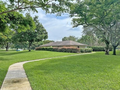 Beautifully updated corner unit condo in Palm Aire's highly on Palm-Aire Country Club and Resort - The Oaks in Florida - for sale on GolfHomes.com, golf home, golf lot
